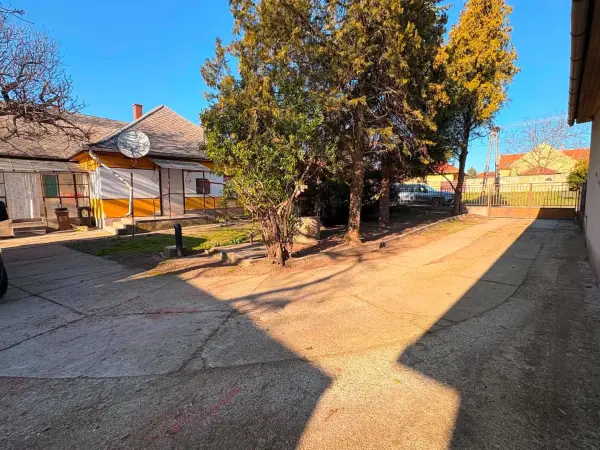 Eladó családi ház, Nagyvenyim 2+1 szoba 120 m² 42 M Ft